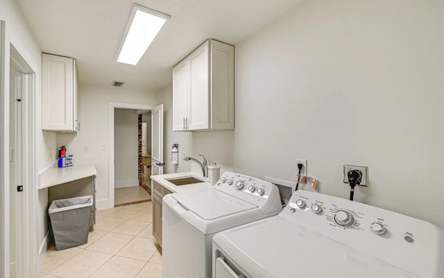 Bonita Springs Riverfront Retreat w/ Lanai