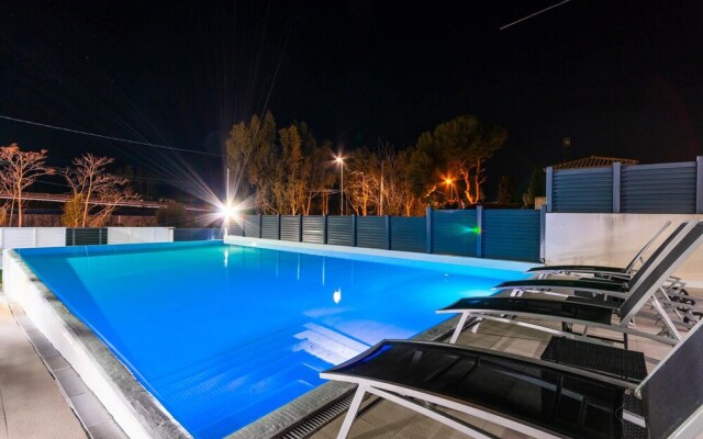 Luxurious Villa. Overflowing Pool 100 Meters From the Beach