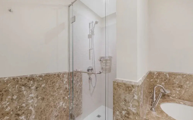 Durrani Homes - The Luxe Retreat 4BR Podium villa with private Jacuzzi and Burj Khalifa View
