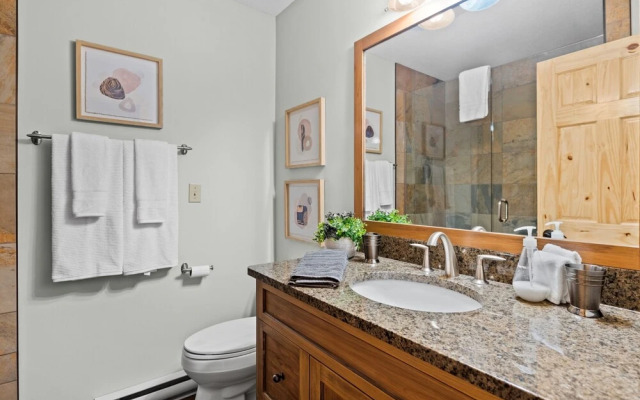 SPACIOUS 3,000 sq2 Luxury Home | PRIVATE Pool & Hot Tub | STEPS to Kinsmen Beach
