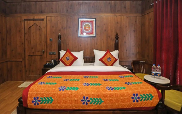 OYO EKTA Houseboat