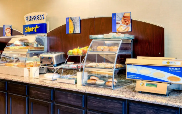 Holiday Inn Express & Suites Granbury by IHG