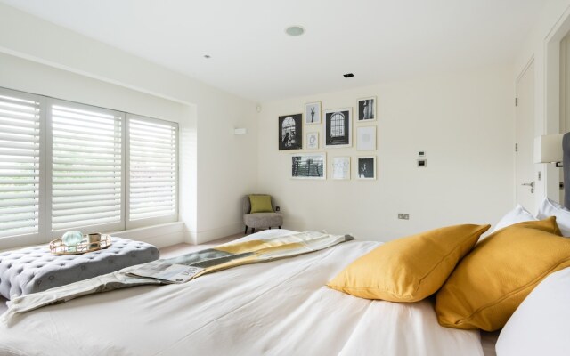 The East Finchley Retreat - 6BDR House with Swimming Pool, Garden, Parking, Pool Table Room