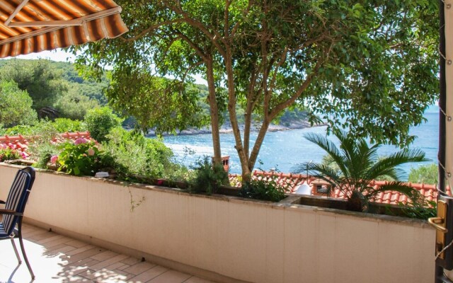 Beachfront Apartment With big Terrace and Garden