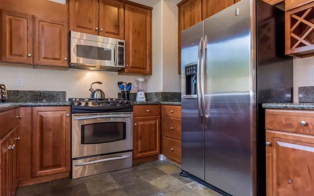 Mammoth Gateway Village 11