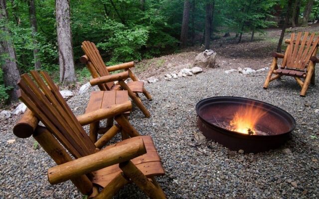 Arabella Cozy Nest With Hot Tub and Fire Pit in the Backyard by Redawning