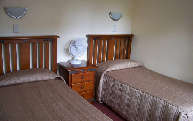 Aaron Court Motor Inn