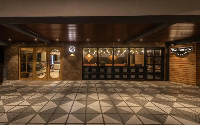 OYO Premium Light House Hill