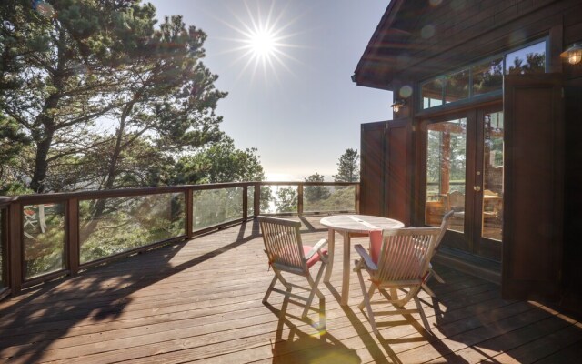 Romantic Ridgetop Escape w/ Hot Tub Near Mendocino