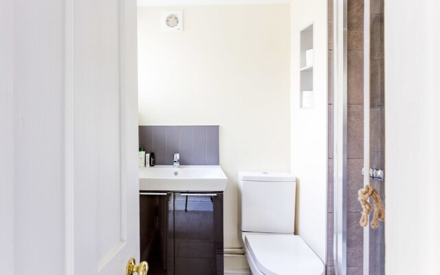 Beautiful 2-bedroom Flat in a Victorian House