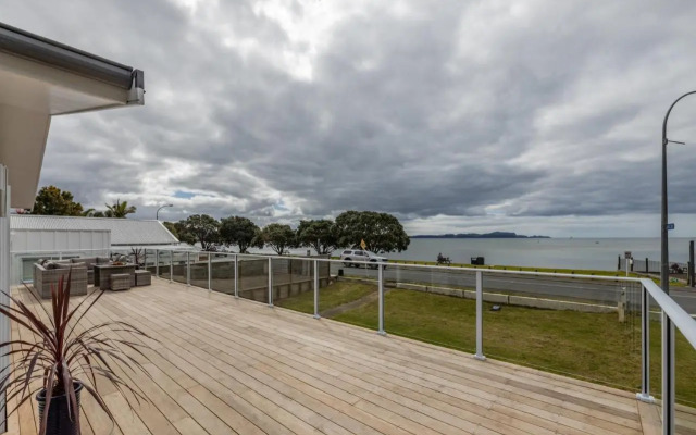 Waterfront Beach House - Paihia Holiday Home