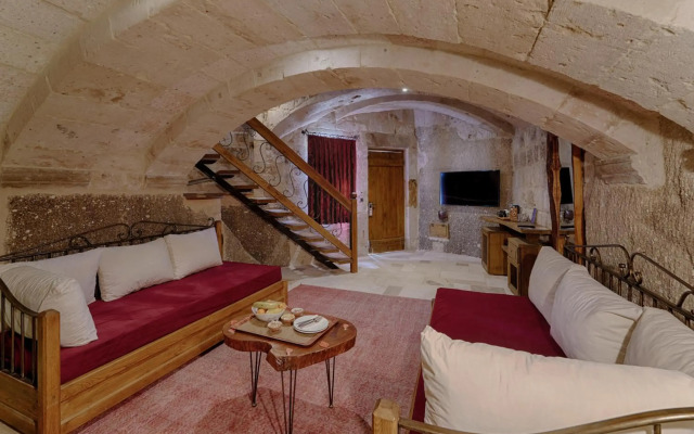 Hera Cave Suites