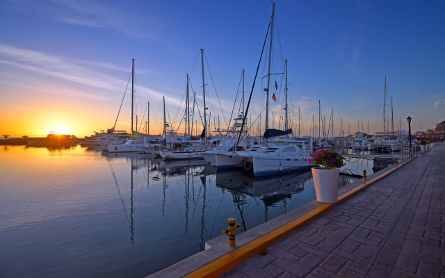 The Westmarine Waterfront Hotel