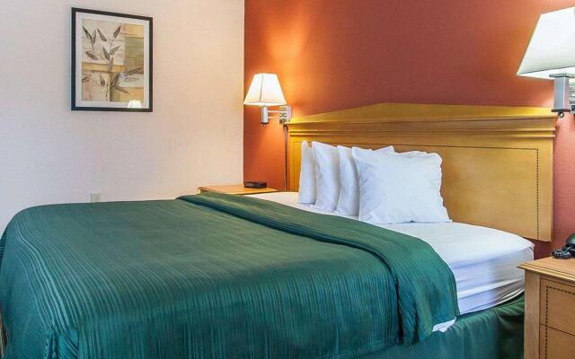 Econo Lodge Inn & Suites