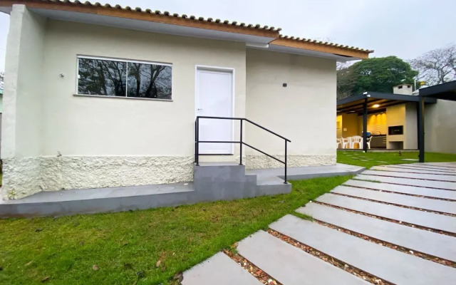 Casa com churrasqueira Ar e 2 quartos