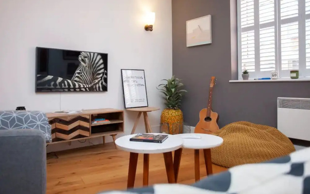 Central Designer 2 Bedroom Apartment in Portland Square