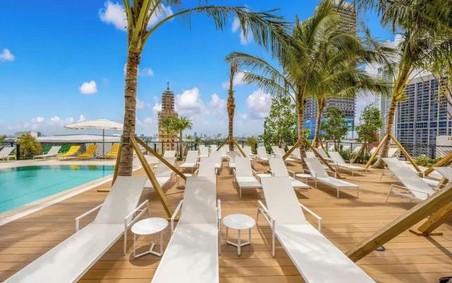Downtown Haven Sleek 1-BR with Vistas