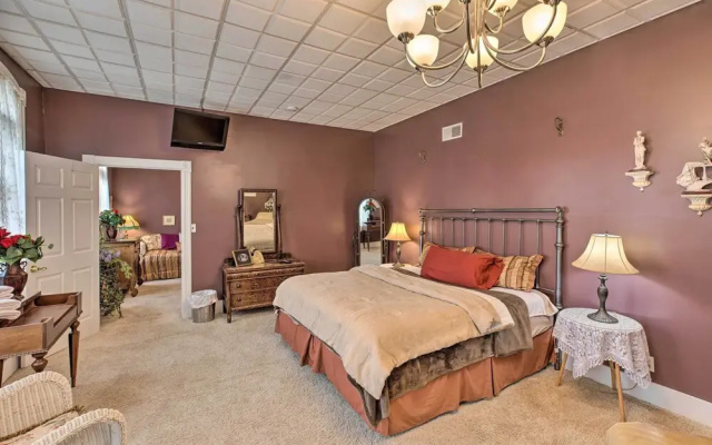 Pet-friendly Apt: 2 Blocks to Riverside Park!