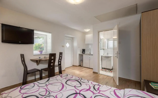 Charming studio with hot tube, terrace, barbecue and garden