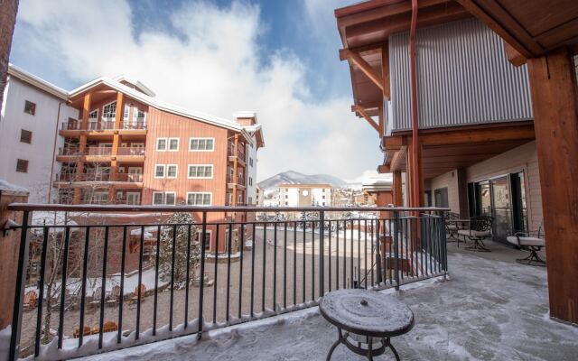 Slopeside Studio Unit With Kitchenette Studio Bedroom Condo - No Cleaning Fee! by RedAwning