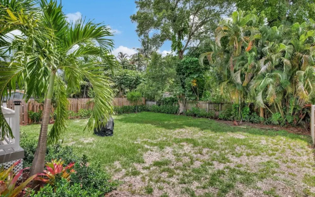 Sunshine Getaway Sleeps 4!