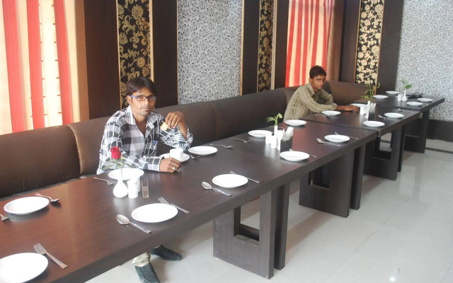 OYO 28053 Hotel Gayatri Palace