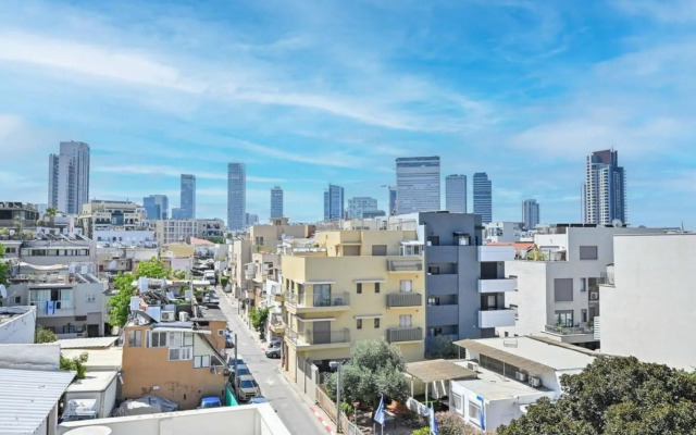 Sunny 3BR Penthouse near the Beach by HolyGuest