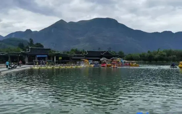 Mount Fanjing Yun She Crescent Pool Homestay