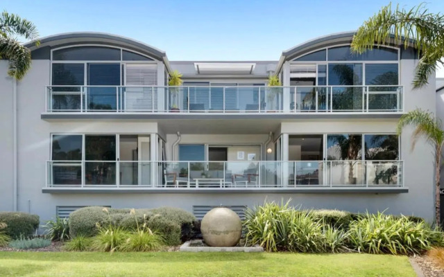 Modern Beach Apartment with Pool & Location