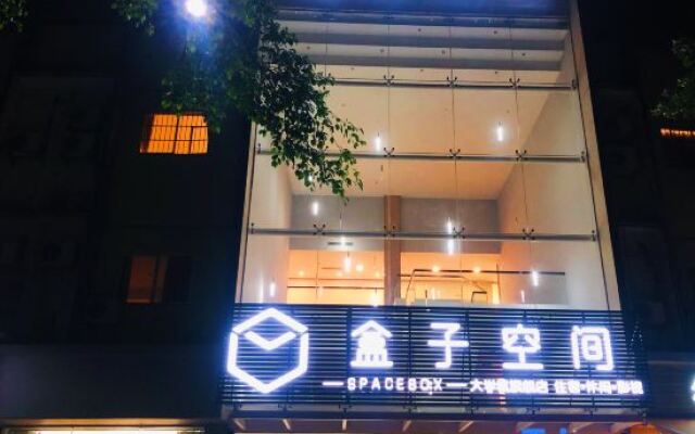 Space Box Hotel