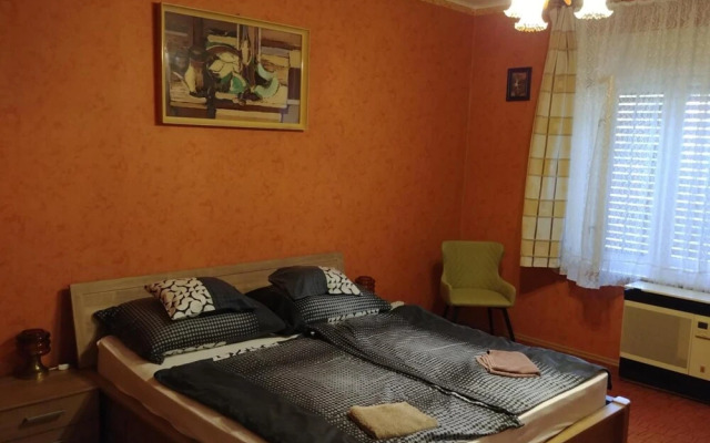 Crystal Apartement F