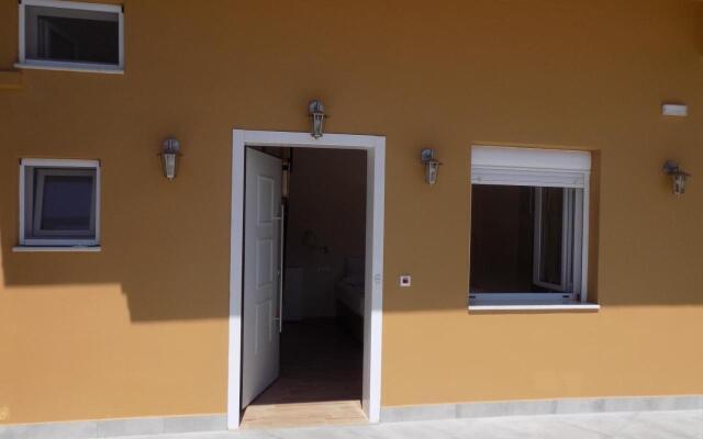 Souvlakis Pool Suites (S.P.S)