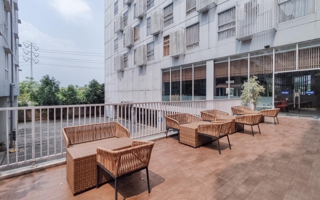 RedDoorz Apartment @ Skylounge Tamansari