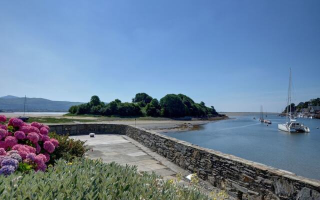 Serene Holiday Home in Porthmadog near Beach