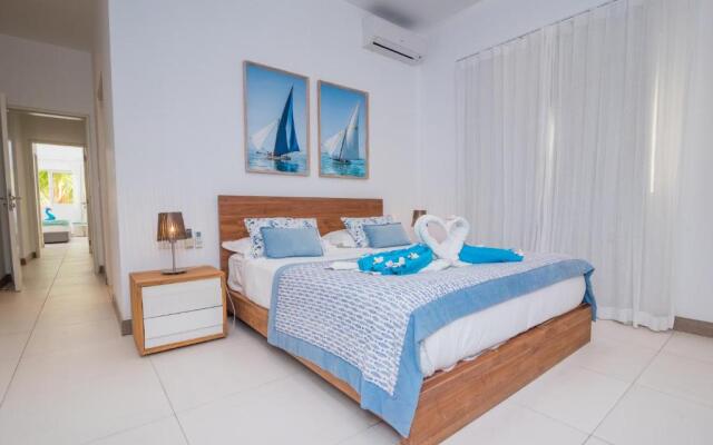 Summer Breeze - Beachfront - 3 Bedrooms Suite