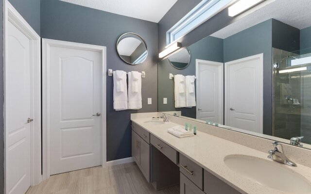 St010v: 10 Bed, Spiderman, Fashionista