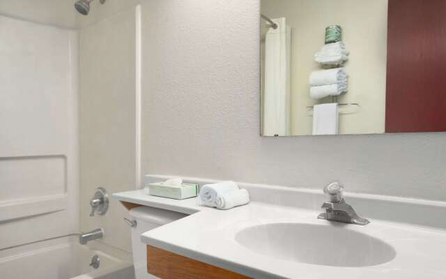 Super 8 by Wyndham Canton/Livonia Area