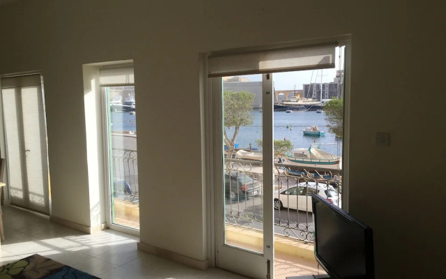 Senglea Seafront Apartment