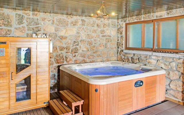 Rural apartment in Galapagar with bubble bath