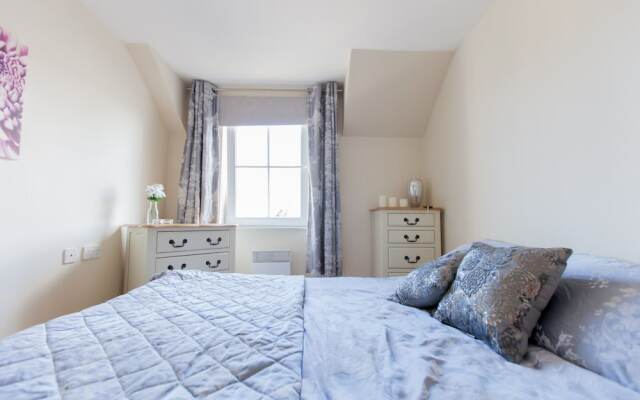 Park & Play! Superb Flat W/parking Near Shore