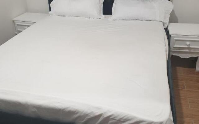 Lovely 2 and 1 bedroom guest units Karen