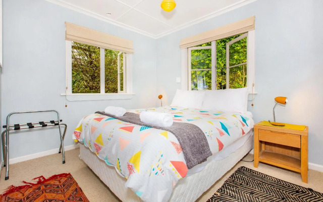 Waterfront Bach - Raglan Bach