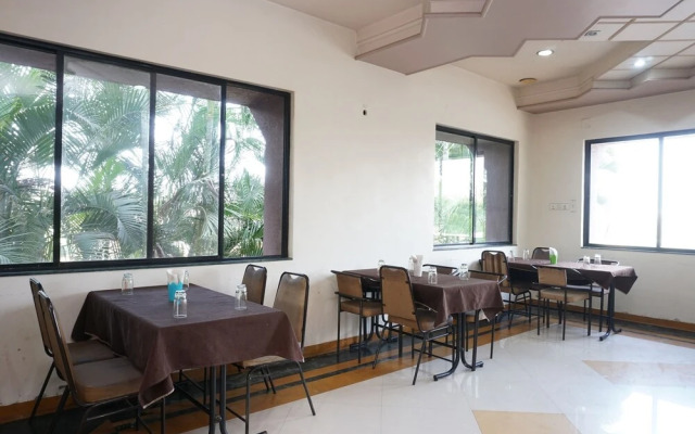 OYO 24487 Hotel Raj Regency