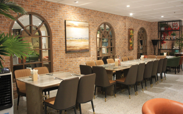 Lanura Apartments and Hotel