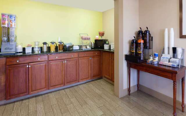 Super 8 by Wyndham Clarksville Northeast