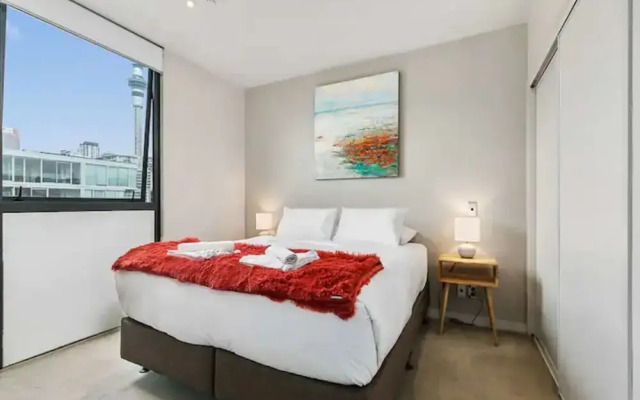 Beautiful Two Bedroom - Pool, Gym & Free Parking!