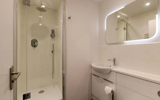 Waters Edge Balcony Apartment