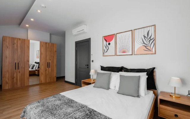 Duplex w Balcony Terrace 5 min to Beach