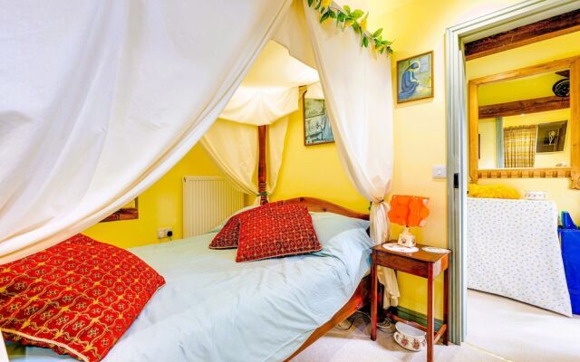 Family Country Cottage With a Private Valley View