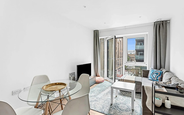 Stylish Flat In Battersea Reach